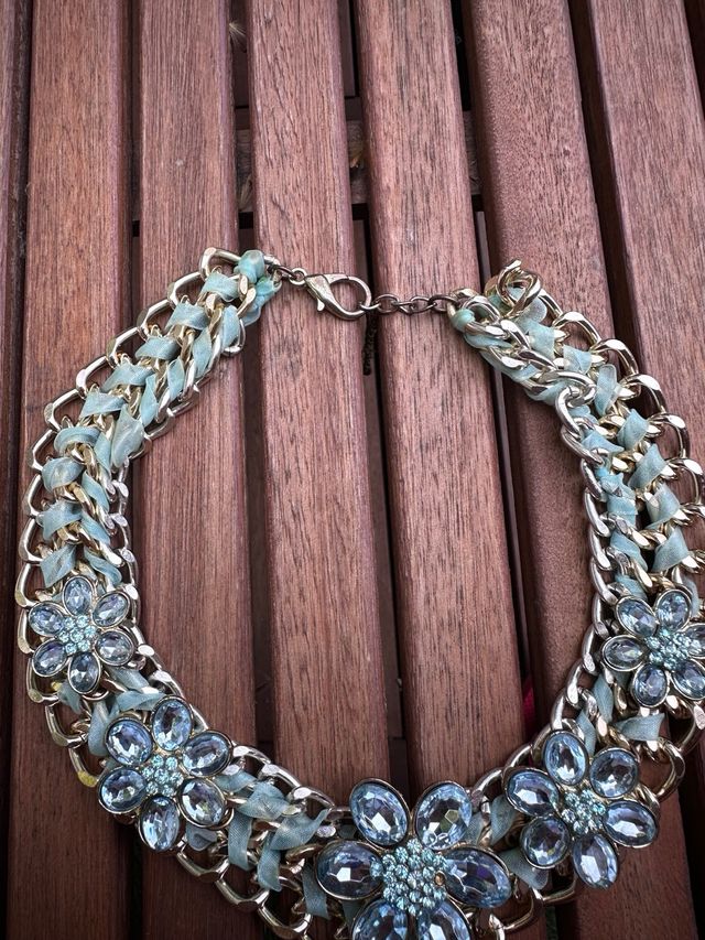 Collar dorado con flores azules