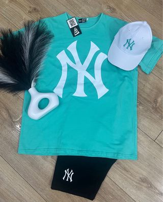 Conjunto New Era: camiseta y shorts turquesa