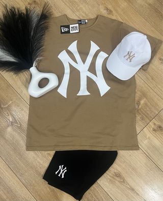 Conjunto New Era marrón y negro