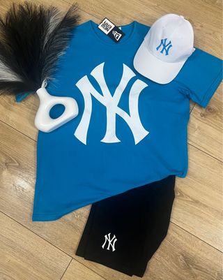 Conjunto New Era: camiseta y shorts