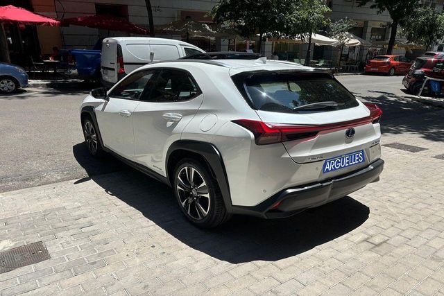 Lexus UX 250h Lury 184cv