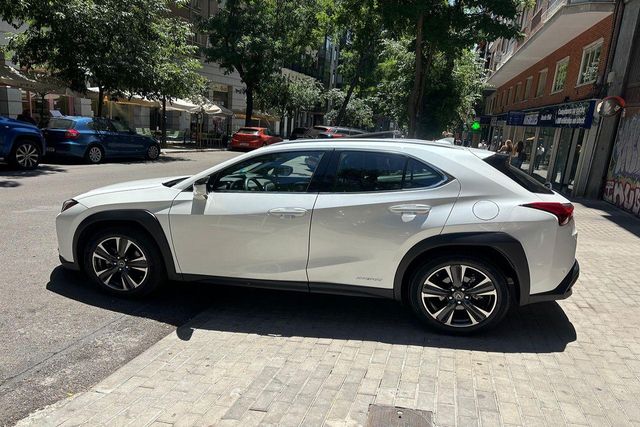 Lexus UX 250h Lury 184cv