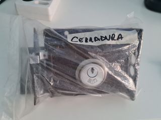 Cerradura puerta en buen estado. 