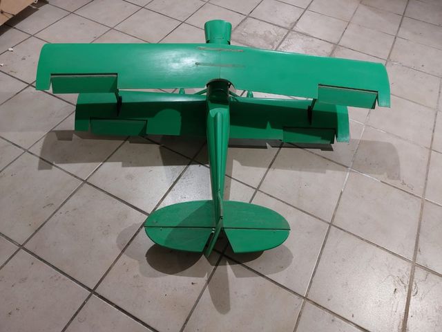 Avión biplano escala: ¡Vuela alto!