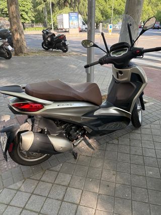 Piaggio Beverly 300 HPE ABS - Scooter