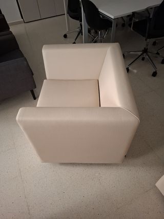2 Sillones beige piel+ sofá + mesa redonda .