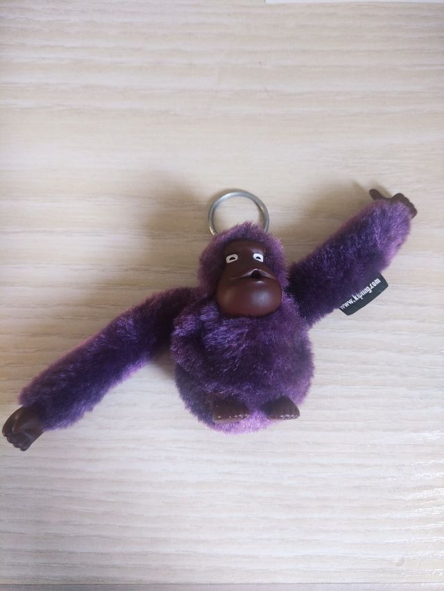 Llavero mono OLIVIER morado