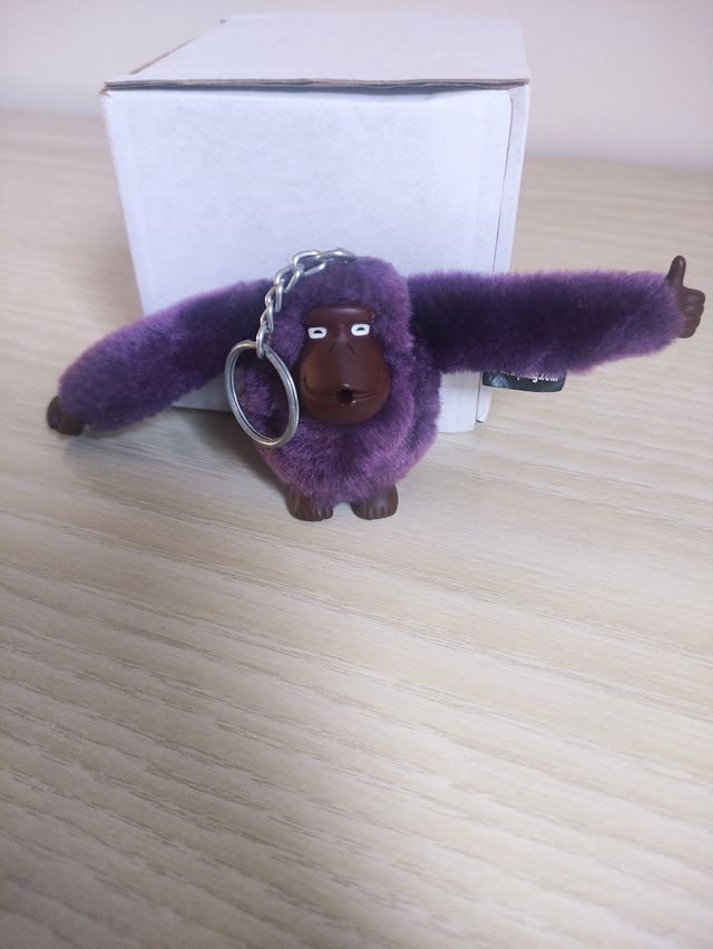 Llavero mono OLIVIER morado