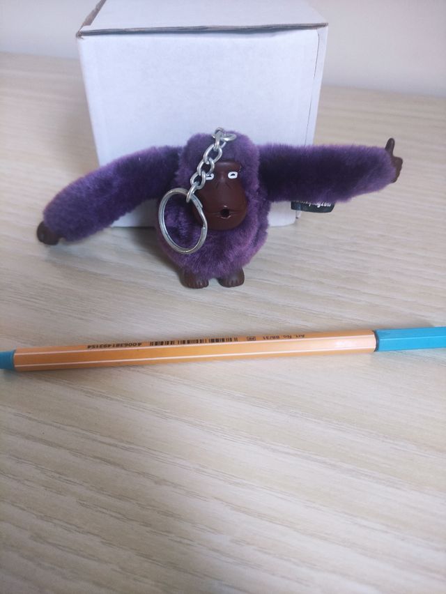 Llavero mono OLIVIER morado