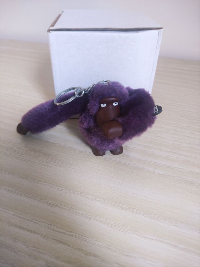Llavero mono OLIVIER morado