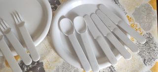 Vajilla camping blanca de plástico incompleta