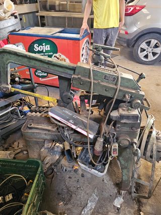 Sierra de cinta metálica antigua