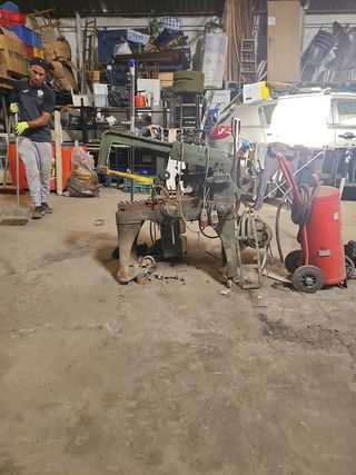 Sierra de cinta metálica antigua