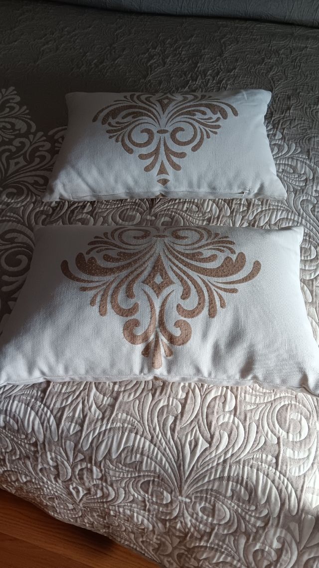 Colcha beige y 2 cojines, envío activado. REBAJADA