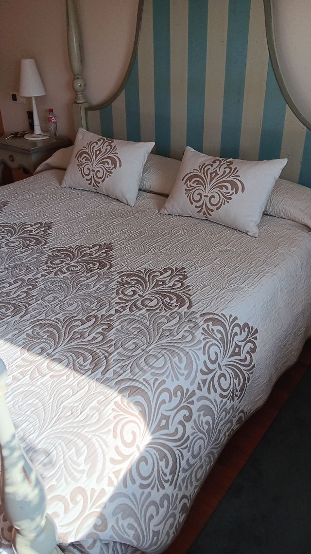 Colcha beige y 2 cojines, envío activado. REBAJADA