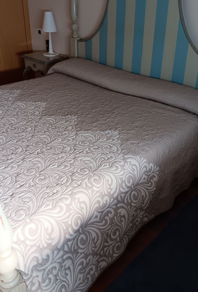 Colcha beige y 2 cojines, envío activado. REBAJADA