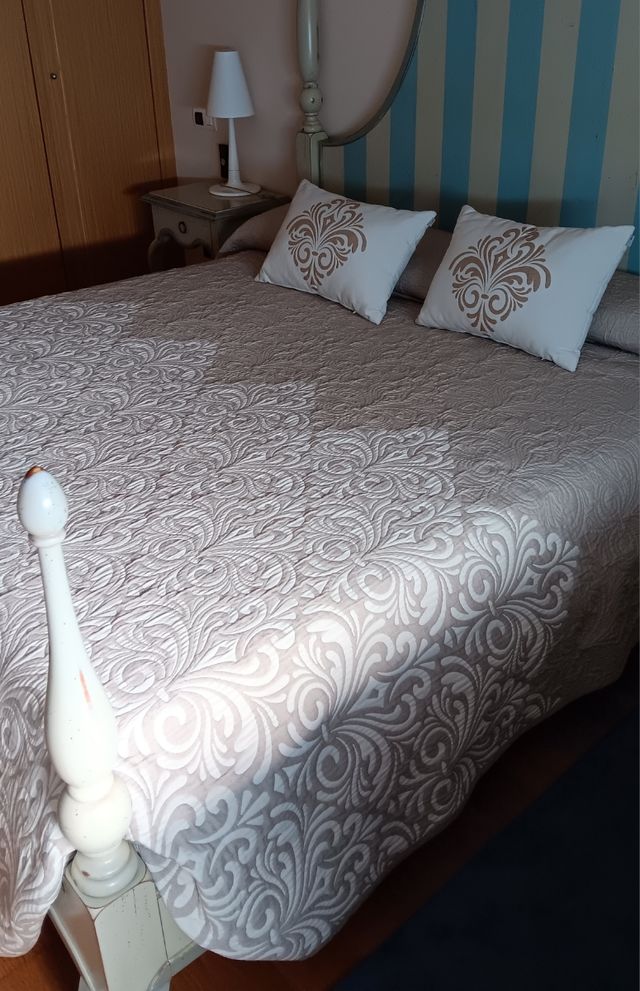 Colcha beige y 2 cojines, envío activado. REBAJADA