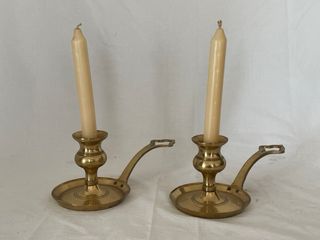 Pareja de candelabros vintage de latón con asa 2u