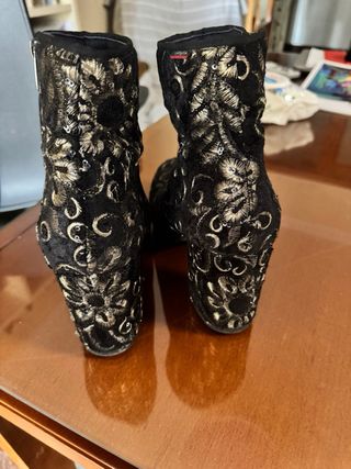 Botines Callaghan negros dorados 40