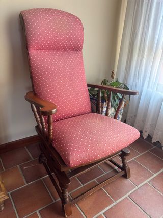 Mecedora vintage rosa y marrón