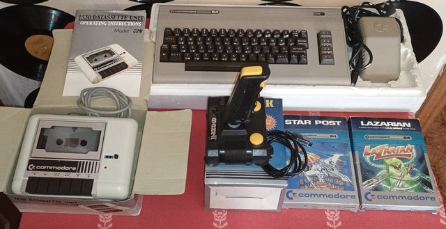 Commodore 64 con Datasette , joystick e 2 giochi