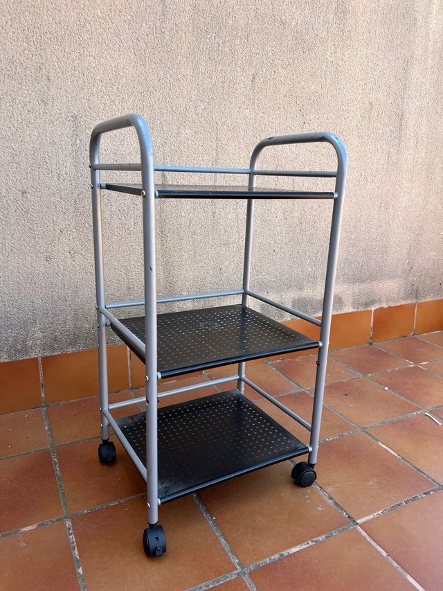 Carro metálico de 3 niveles con ruedas