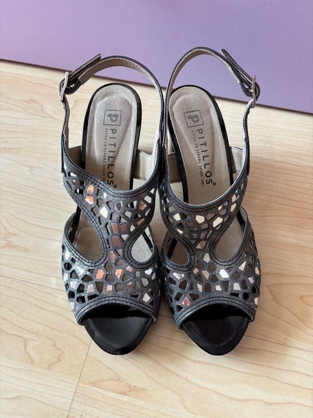 Sandalias Pitillos negras y plateadas