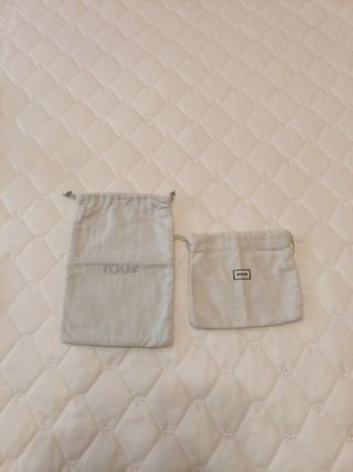 2 Cajas y Bolsas Tous
4+1 negras de tela
2 grises 