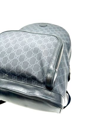 Mochila Gucci negra GG