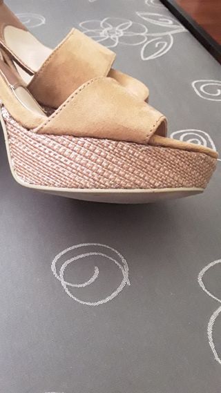SANDALIA MARRON TACON 37