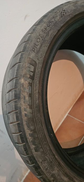 Dos neumáticos Michelin Pilot Sport 4