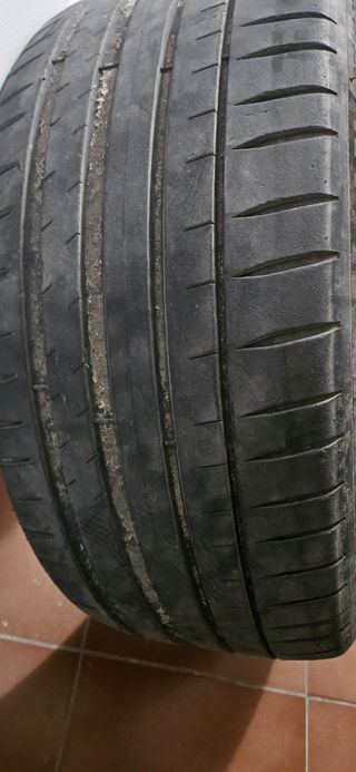 Dos neumáticos Michelin Pilot Sport 4