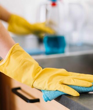 Limpieza y cuidado de personas mayores