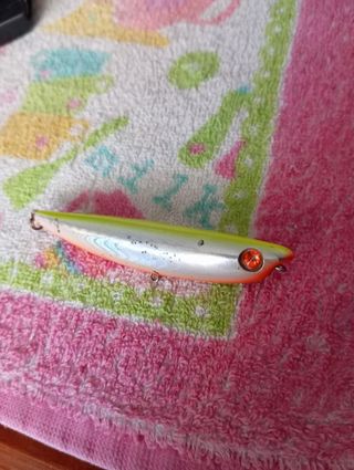 Señuelo de pesca poco usado.