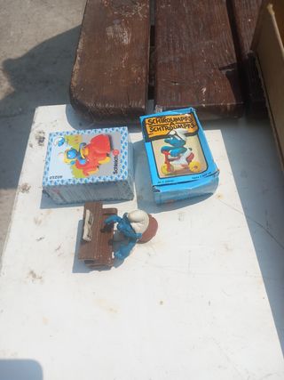Puffi con scatola e pianoforte