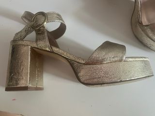 Tacones dorados SkyDiva