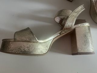 Tacones dorados SkyDiva