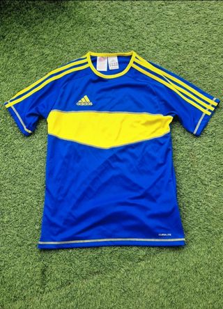 Camiseta Adidas azul y amarilla.