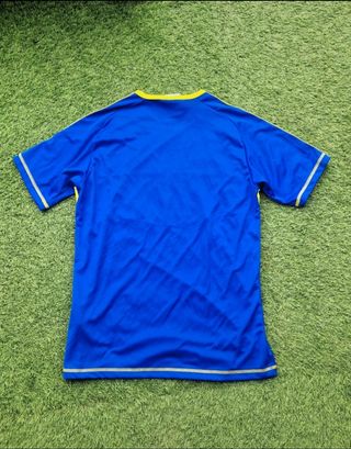 Camiseta Adidas azul y amarilla.