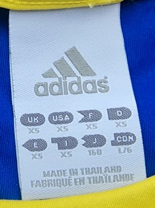 Camiseta Adidas azul y amarilla.