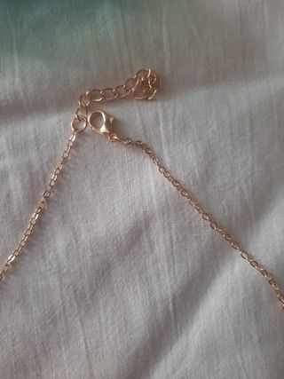 Collar flores rojas dorado