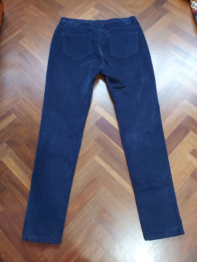 Pantalones pana azul marino.