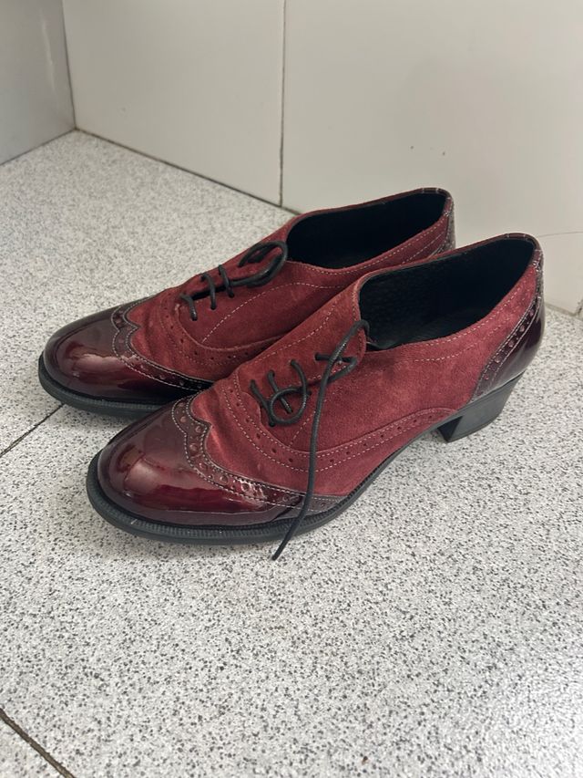 Zapatos de ante y charol granates