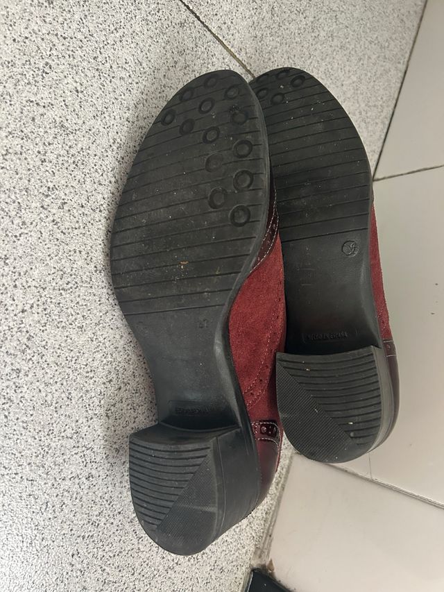 Zapatos de ante y charol granates