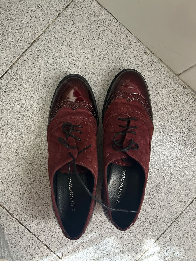 Zapatos de ante y charol granates