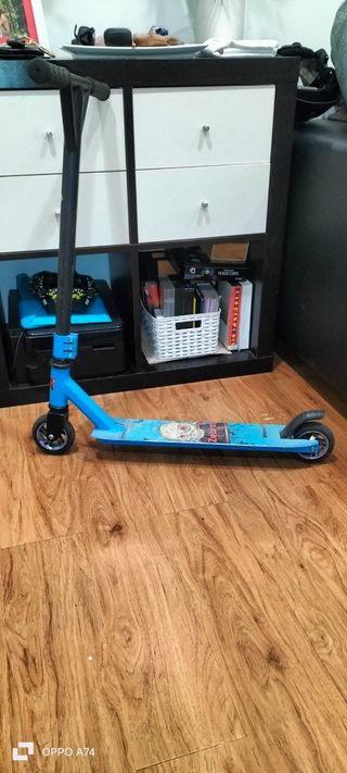Patinete azul en buen estado