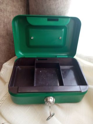 Caja metálica verde ahorros