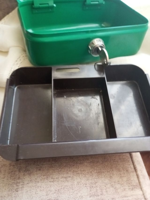 Caja metálica verde ahorros