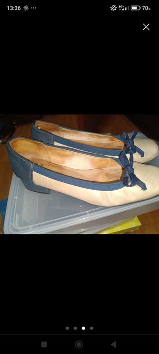 Zapatos piel beige y azul