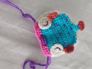 Monedero / funda de auriculares con forma de pez